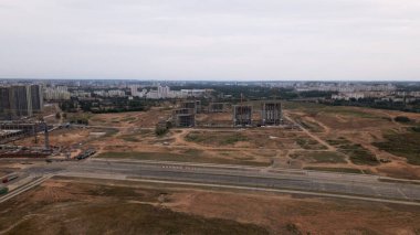 Yeni bir şehir bloğu için inşaat alanı. İnşaat çalışmaları devam ediyor. İnşa edilmiş binalar görülebilir. Hava fotoğrafçılığı.