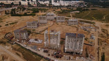 Yeni bir şehir bloğu için inşaat alanı. İnşaat çalışmaları devam ediyor. İnşa edilmiş binalar görülebilir. Hava fotoğrafçılığı.