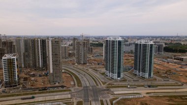 Yeni bir şehir bloğu için inşaat alanı. İnşaat çalışmaları devam ediyor. İnşa edilmiş binalar görülebilir. Hava fotoğrafçılığı.