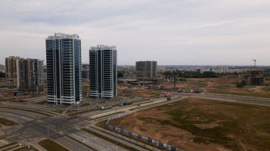 Yeni bir şehir bloğu için inşaat alanı. İnşaat çalışmaları devam ediyor. İnşa edilmiş binalar görülebilir. Hava fotoğrafçılığı.