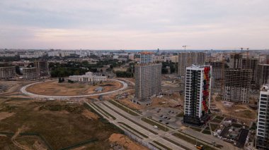 Yeni bir şehir bloğu için inşaat alanı. İnşaat çalışmaları devam ediyor. İnşa edilmiş binalar görülebilir. Hava fotoğrafçılığı.