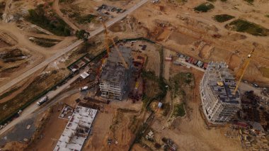 Yeni bir şehir bloğu için inşaat alanı. İnşaat çalışmaları devam ediyor. İnşa edilmiş binalar görülebilir. Hava fotoğrafçılığı.