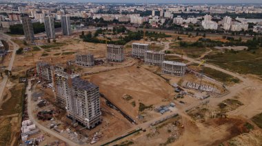 Yeni bir şehir bloğu için inşaat alanı. İnşaat çalışmaları devam ediyor. İnşa edilmiş binalar görülebilir. Hava fotoğrafçılığı.