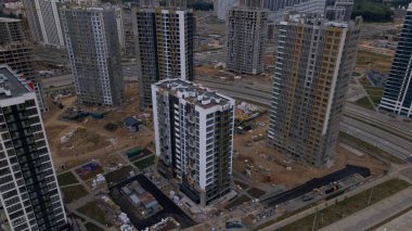 Yeni bir şehir bloğu için inşaat alanı. İnşaat çalışmaları devam ediyor. İnşa edilmiş binalar görülebilir. Hava fotoğrafçılığı.