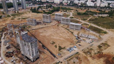 Yeni bir şehir bloğu için inşaat alanı. İnşaat çalışmaları devam ediyor. İnşa edilmiş binalar görülebilir. Hava fotoğrafçılığı.