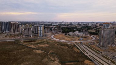 Yeni bir şehir bloğu için inşaat alanı. İnşaat çalışmaları devam ediyor. İnşa edilmiş binalar görülebilir. Hava fotoğrafçılığı.