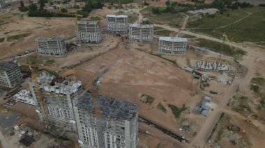 Yeni bir şehir bloğu için inşaat alanı. Tamamlanan evler bitirme aşamasında görülebilir. İnşaat çalışmaları devam ediyor. Gün batımında çekim yapmak. Hava fotoğrafçılığı.