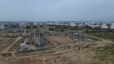 Yeni bir şehir bloğu için inşaat alanı. Tamamlanan evler bitirme aşamasında görülebilir. İnşaat çalışmaları devam ediyor. Gün batımında çekim yapmak. Hava fotoğrafçılığı.