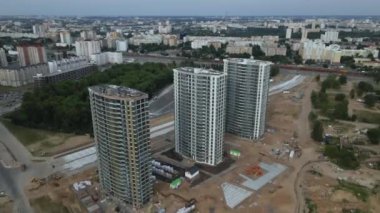 Yeni bir şehir bloğu için inşaat alanı. Tamamlanan evler bitirme aşamasında görülebilir. İnşaat çalışmaları devam ediyor. Gün batımında çekim yapmak. Hava fotoğrafçılığı.