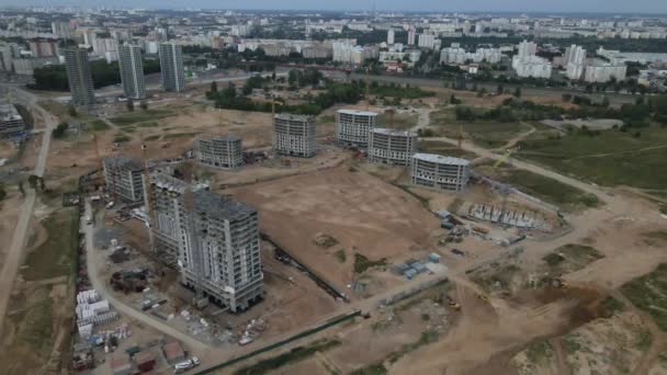 Bouwplaats Voor Een Nieuw Stadsblok Voltooide Huizen Zijn Zichtbaar Het — Stockvideo