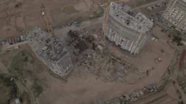 Yeni bir şehir bloğu için inşaat alanı. Tamamlanan evler bitirme aşamasında görülebilir. İnşaat çalışmaları devam ediyor. Gün batımında çekim yapmak. Hava fotoğrafçılığı.