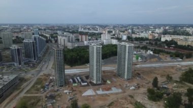 Yeni bir şehir bloğu için inşaat alanı. Tamamlanan evler bitirme aşamasında görülebilir. İnşaat çalışmaları devam ediyor. Gün batımında çekim yapmak. Hava fotoğrafçılığı.
