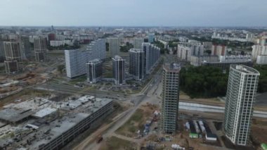 Yeni bir şehir bloğu için inşaat alanı. Tamamlanan evler bitirme aşamasında görülebilir. İnşaat çalışmaları devam ediyor. Gün batımında çekim yapmak. Hava fotoğrafçılığı.