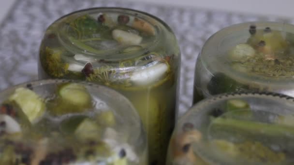 Sklenice nakládaných okurek. Stoupněte si s víčkem dolů. Pickling okurky doma. Zachování sklizně zeleniny. Detailní záběr — Stock video