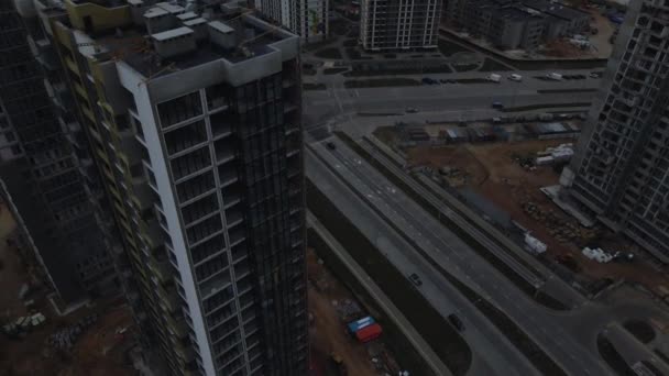 一个新城市街区的建筑工地 完工的房屋在完工阶段是看得见的 建筑工程正在进行中 黄昏时分 黄昏时分 空中摄影 — 图库视频影像