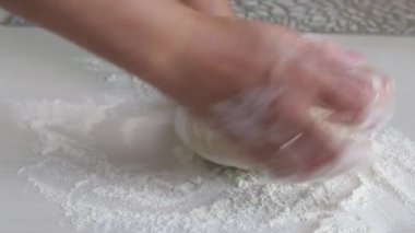 Bir kadın hamur işi için hamur yoğurur. Patatesli hamur tatlısı ve kıyma. Yakın çekim..