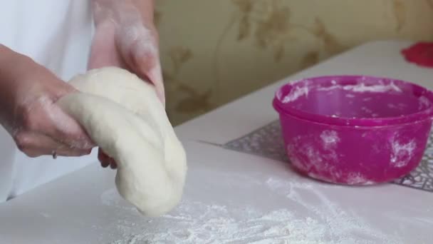 Женщина месит тесто для пельменей в руках. Готовить пельмени с картошкой и мясом. Крупный план. — стоковое видео