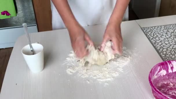 Una mujer amasa masa para albóndigas. Cocinar albóndigas con patatas y carne picada — Vídeo de stock