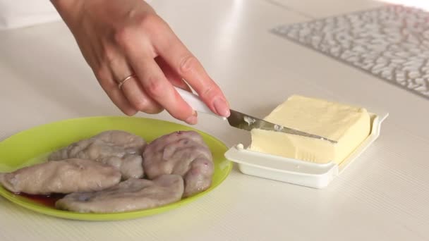 Kvinna lägger smör på varma dumplings med blåbär. Närbild. — Stockvideo