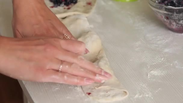 La donna chiude i mirtilli sulla pasta arrotolata. Gnocchi da cucina. — Video Stock