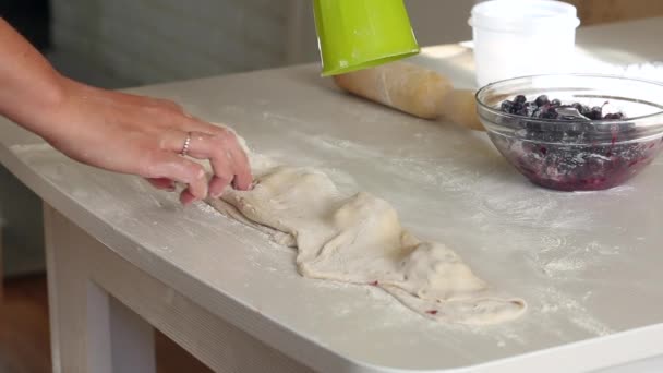 En kvinna bildar dumplings med blåbär med hjälp av ett glas. Dumplingar för matlagning. — Stockvideo