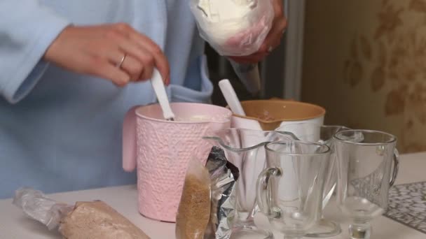 Bir kadın pasta poşetine krema koyar. Krema ve bisküvi kırıntılarından tatlı yapıyor. Yakın çekim.. — Stok video