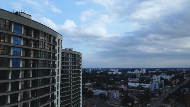 Byggande Ett Modernt Kvarter Byggnader Flera Våningar Och Delar Stadsinfrastruktur — Stockvideo