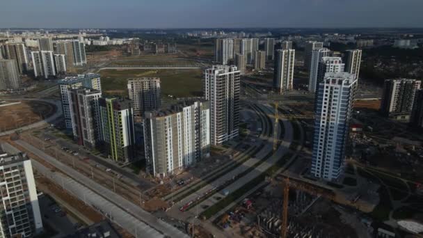 Construção Bloco Urbano Moderno Edifícios Vários Andares Elementos Infra Estrutura — Vídeo de Stock