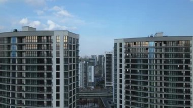 Modern bir şehir bloğunun inşaatı. Çok katlı binalar ve şehir altyapısının unsurları. İnşaat işleri ve binaların inşaatı devam ediyor. Gün batımında hava fotoğrafçılığı.