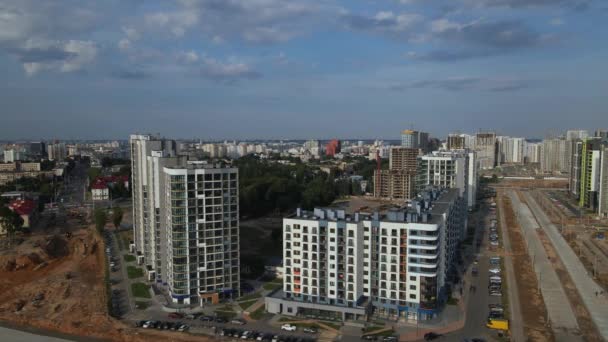 Bau Eines Modernen Stadtblocks Mehrgeschossige Gebäude Und Elemente Städtischer Infrastruktur — Stockvideo