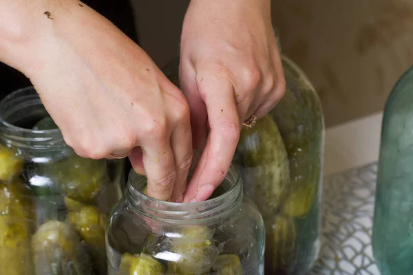 Seorang Wanita Menuangkan Marinade Mendidih Atas Mentimun Dalam Guci Menusuk — Stok Foto