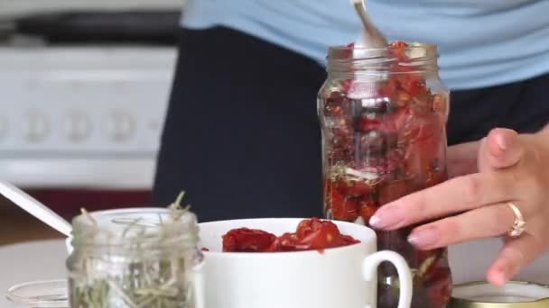 Uma Mulher Põe Tomates Secos Sol Num Frasco Azeite Especiarias — Vídeo de Stock