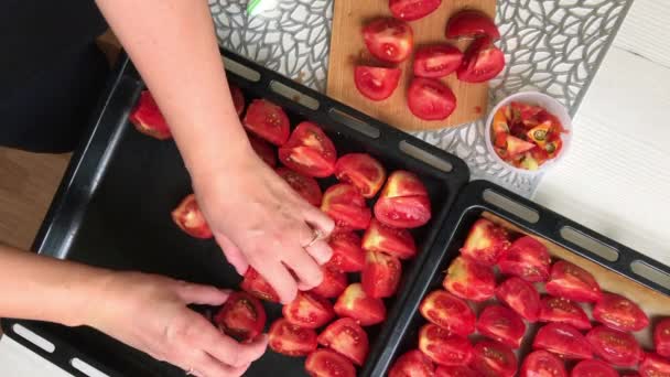 Kobieta Kładzie Krojone Pomidory Blasze Pieczenia Gotowanie Suszonych Pomidorów Oliwie — Wideo stockowe