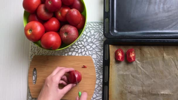 여자는 토마토를 잘라서 놓습니다 올리브 기름으로 햇볕에 토마토 — 비디오