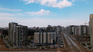 Şehir bloğu. Çok katlı binalar. Gün doğumunda şehir manzarası. Hava fotoğrafçılığı.