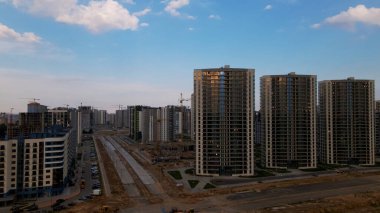 Şehir bloğu. Çok katlı binalar. Gün doğumunda şehir manzarası. Hava fotoğrafçılığı.