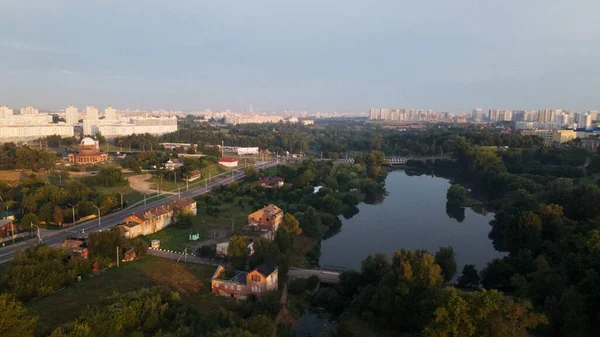 都市開発と都市公園 夜明けに 日の出に撮影 空中写真 — ストック写真