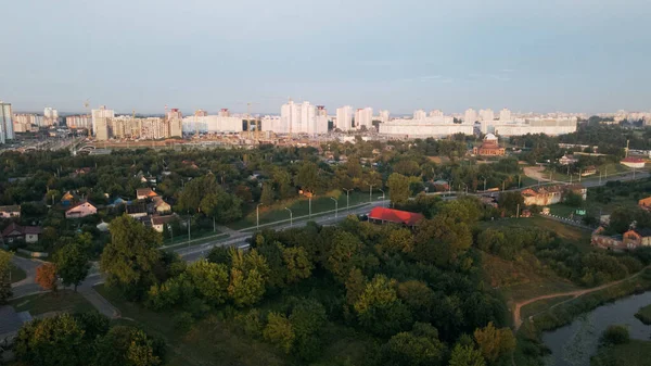 Városfejlesztés Városi Park Hajnalban Lőtték Napkeltekor Légi Fényképezés — Stock Fotó