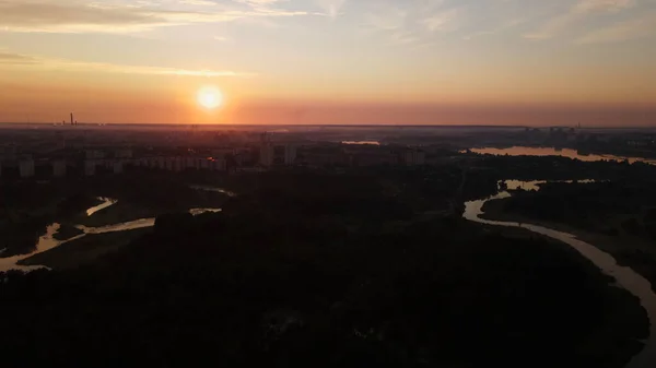 Parque Cidade Rio Flui Tiro Amanhecer Nascer Sol Fotografia Aérea — Fotografia de Stock