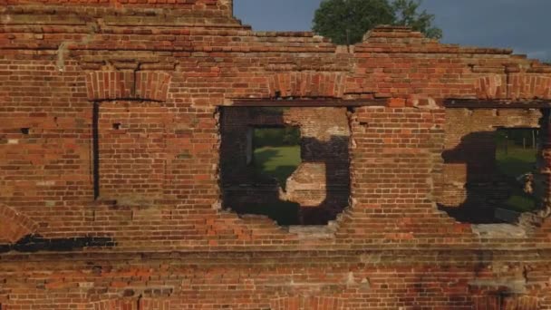 Πετώντας Μέσα Από Άνοιγμα Του Παραθύρου Ενός Παλιού Κατεστραμμένου Κτιρίου — Αρχείο Βίντεο
