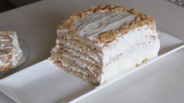 Puff Decorado Com Migalhas Biscoito Uma Fatia Bolo Visível Bolos — Vídeo de Stock