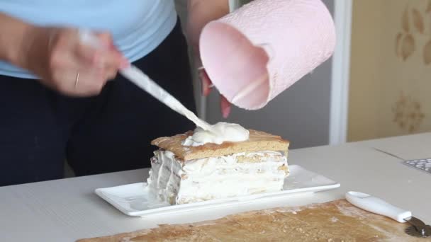 Uma Mulher Coloca Bolos Biscoito Uma Pilha Espalha Creme Sobre — Vídeo de Stock