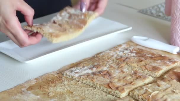 Eine Frau Streicht Sahne Auf Gebackene Tortenstücke Den Kuchen Backen — Stockvideo