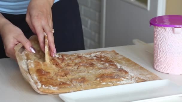 Die Frau Trennt Den Kuchenboden Vom Teppich Die Hände Der — Stockvideo