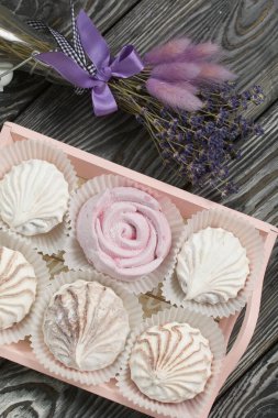 Çeşitli renk ve tatlardan ev yapımı marşmelovlar. Tepside yatıyor. Yakında bir demet lavanta var..