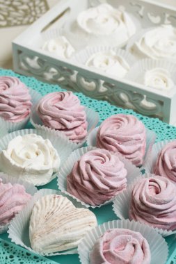 Çeşitli renk ve tatlardan ev yapımı marşmelovlar. Tepside yatıyor. Yakın çekim..