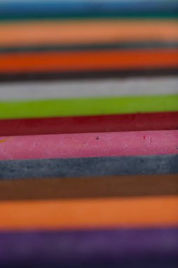 Okul için pastel boya kalemleri. Çam ağacının üzerinde bir kutunun içinde yatıyorlar. Yakınlarda sonbahar akçaağaç yaprakları.