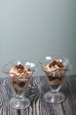 Kremalı ve bisküvili tatlı. Çam ağacının üzerinde duruyor. Yakın çekim..