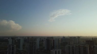 Şehir bloğu inşaatı. Çok katlı binalar. Gün doğumunda şehir manzarası. Hava fotoğrafçılığı.