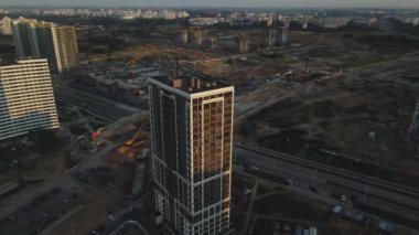 Şehir bloğu inşaatı. Çok katlı binalar. Gün doğumunda şehir manzarası. Hava fotoğrafçılığı.